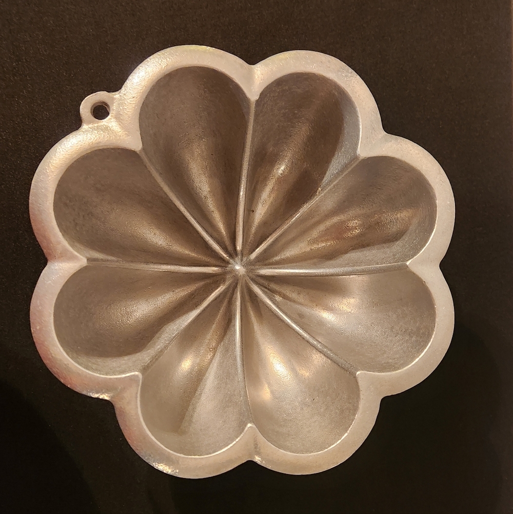 Vintage Wilton Armetale Flower Heavy Cast Aluminum Bundt Cake Form Pan Bowl Mold